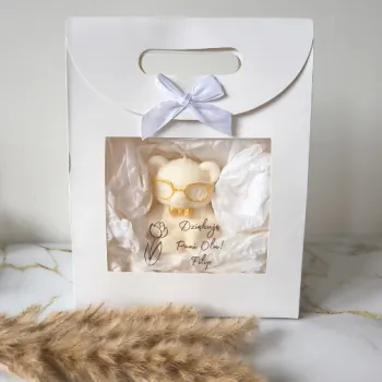 Personalizowany prezent dla nauczyciela – świeca Miś w eleganckim pudełku